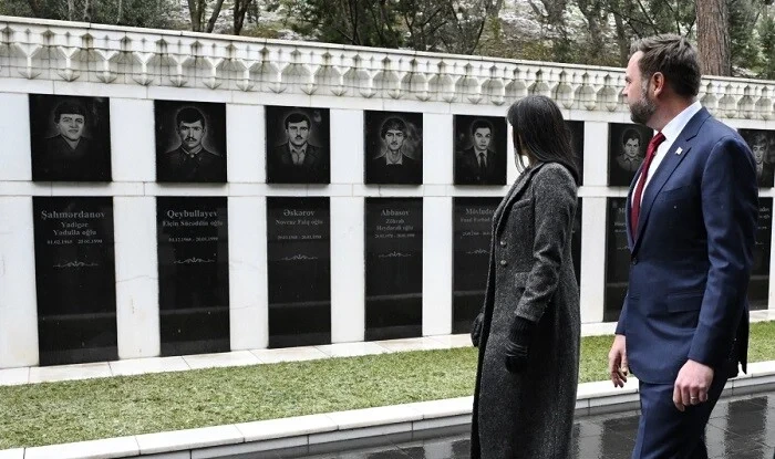 Vens və xanımı Şəhidlər xiyabanını ziyarət edib