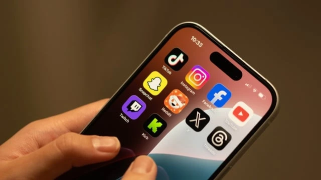 Sosial medianı qadağan etmədən gəncləri qorumağın 5 YOLU