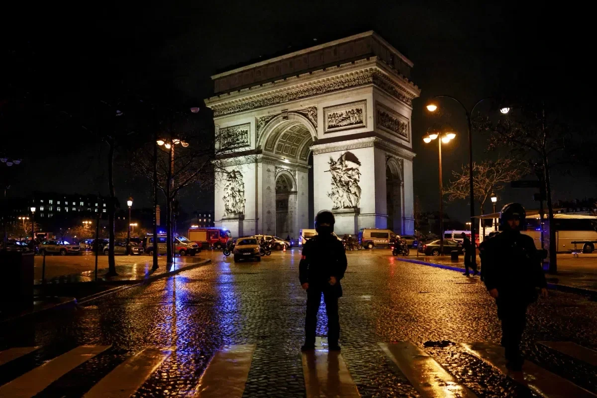 Parisdə polisə hücum etmiş şəxs xəstəxanada öldü