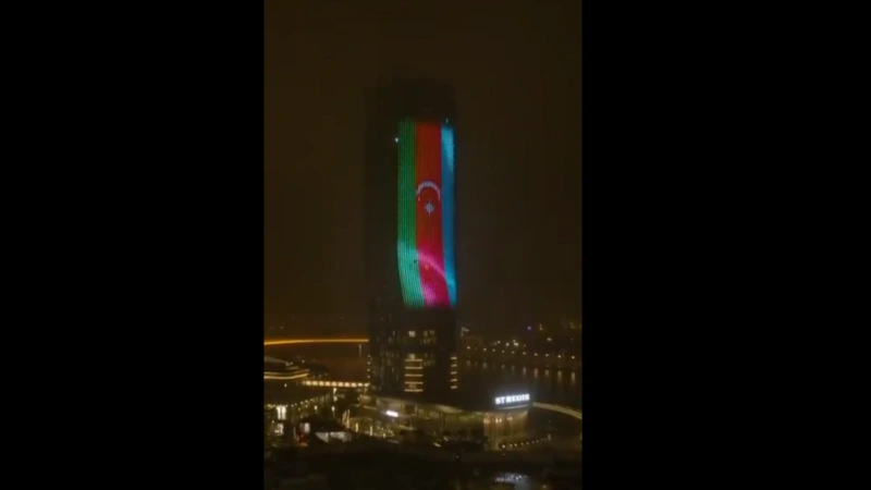 Belqraddakı bina Azərbaycan və Serbiya bayraqları rəngləri ilə işıqlandırılıb