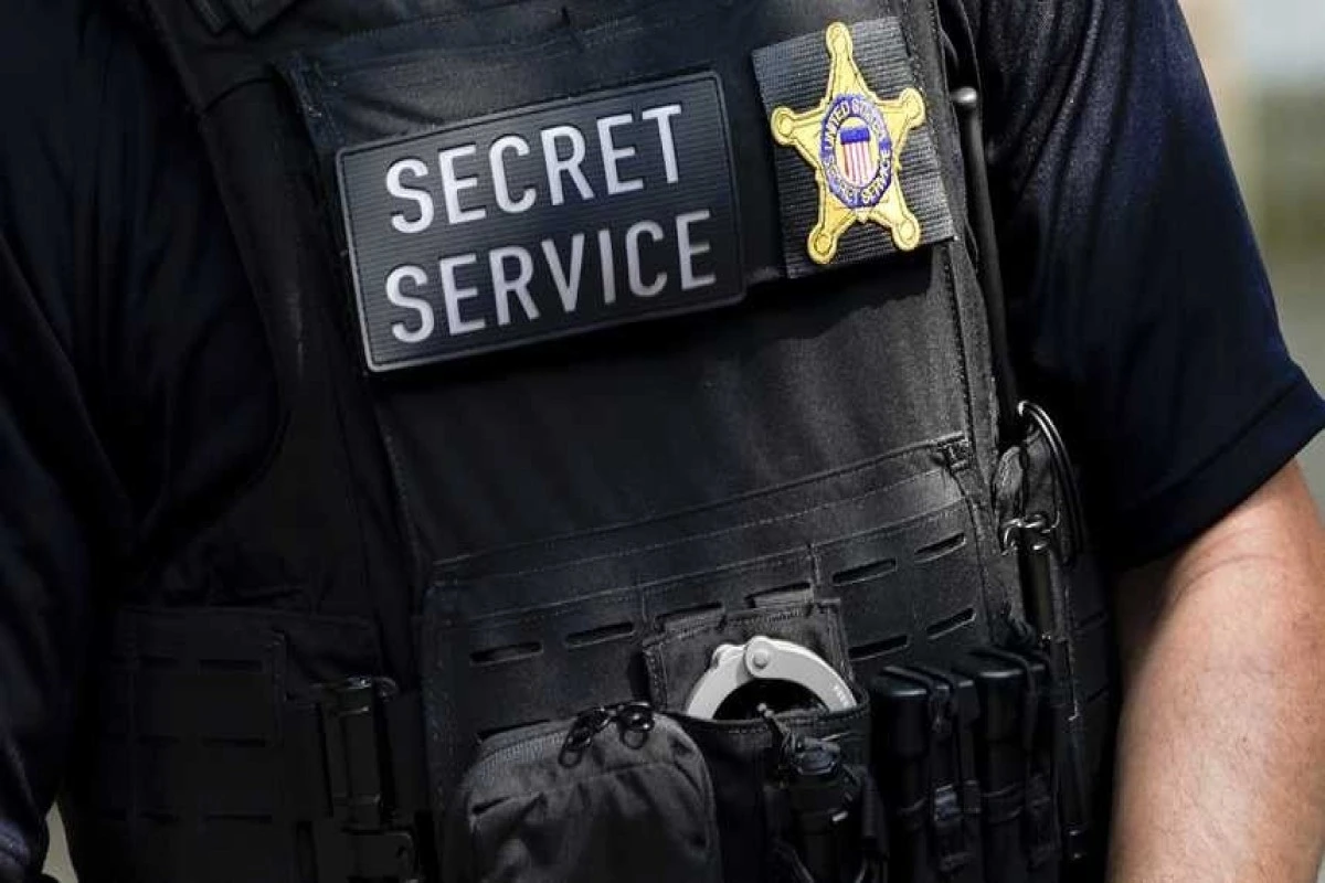 KİV: Trampın iqamətgahına daxil olmağa cəhd edən silahlı kişi güllələnib