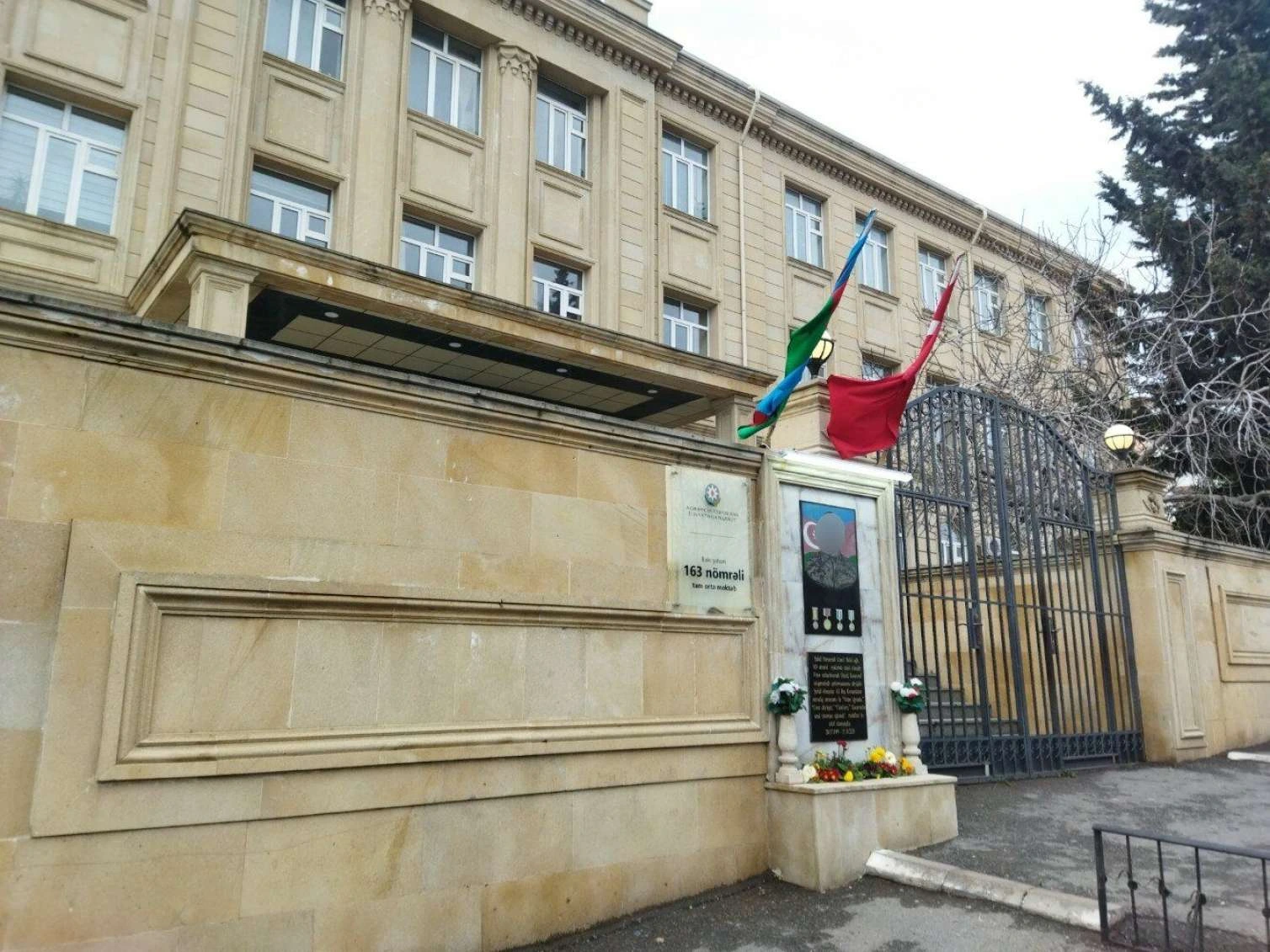 Şagird məktəbin pəncərəsindən yıxıldı