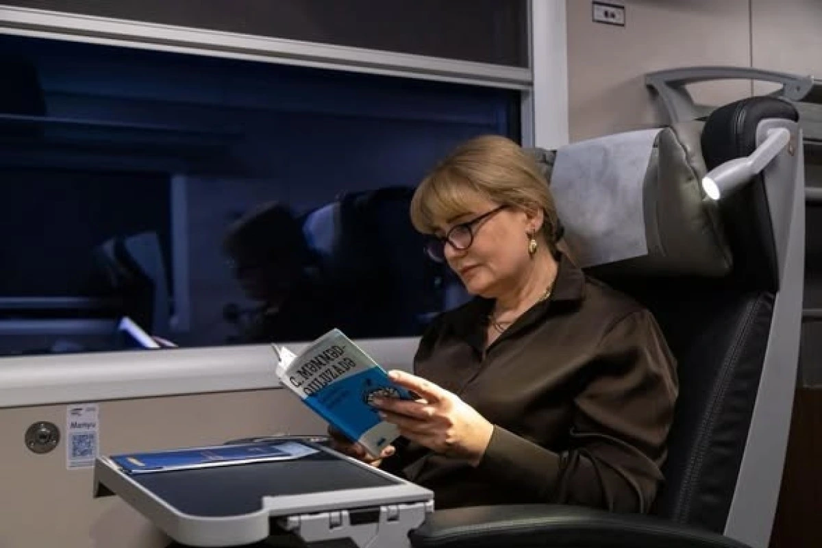 ADY sərnişinlərə kitab hədiyyə edir - FOTO