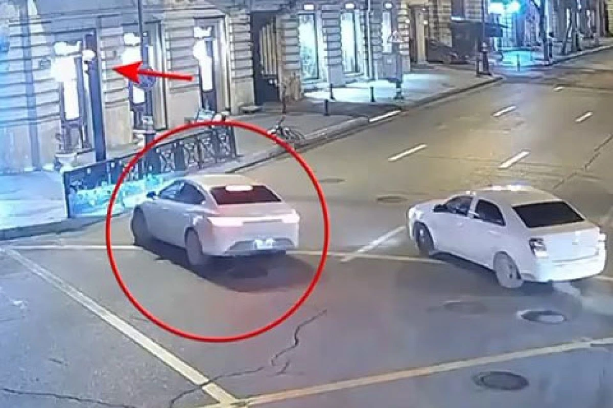 Bakının mərkəzində qırmızı işıqda keçən maşın svetofora çırpılıb