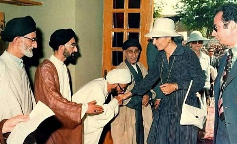 Xamenei Fərəh Pəhləvinin hüzurunda