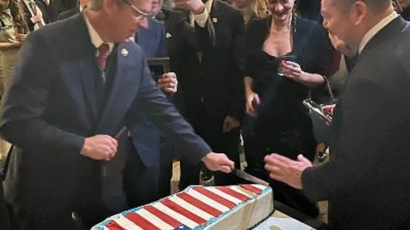 ABŞ-də respublikaçılar Qrenlandiya formasında tort kəsib yedilər