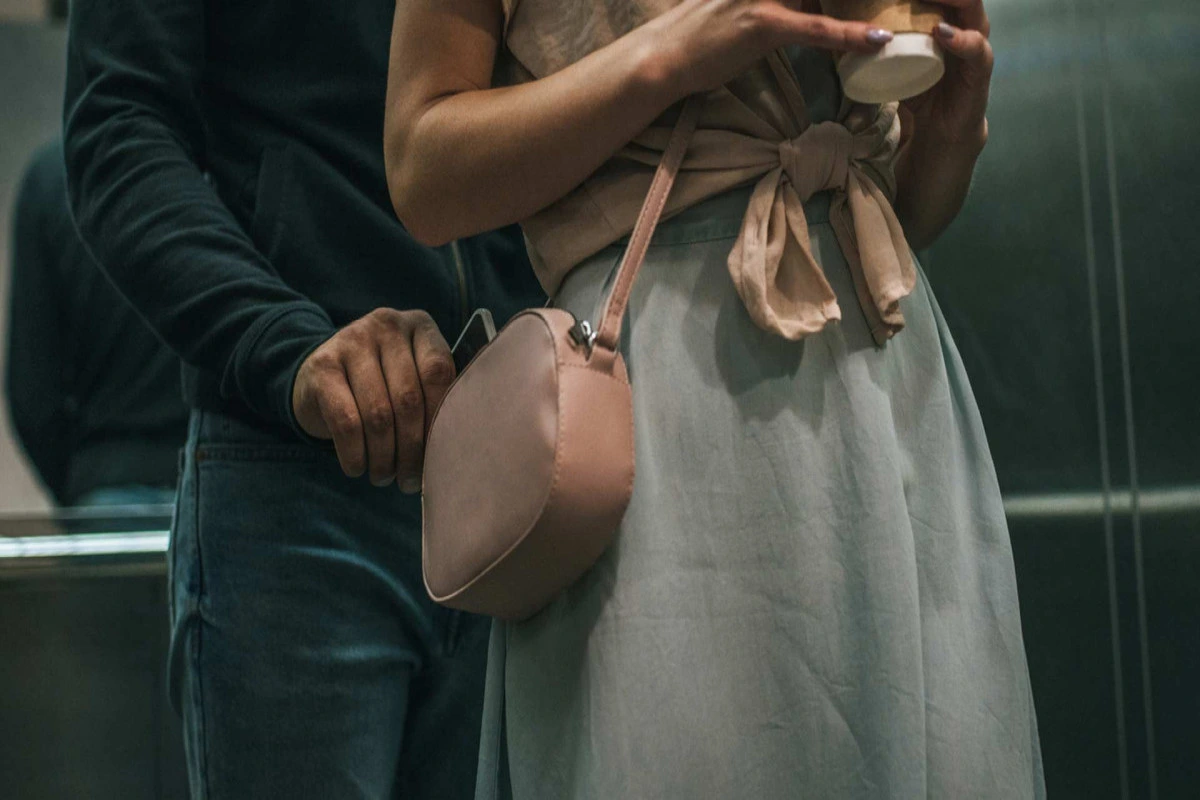 Bakıda “kömək” adı ilə vətəndaşın çantasını oğurlayan şəxs saxlanılıb