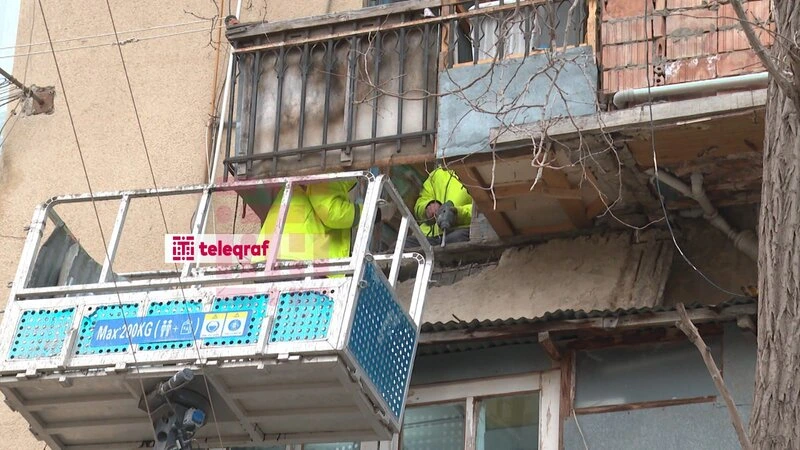 Bakıda binanın eyvanı uçub