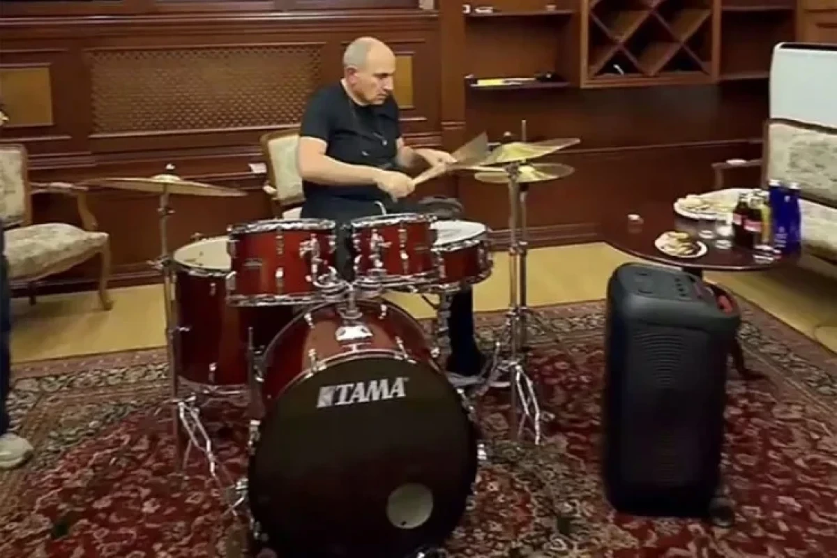 Nikol Paşinyan öz musiqi qrupunu yaradıb