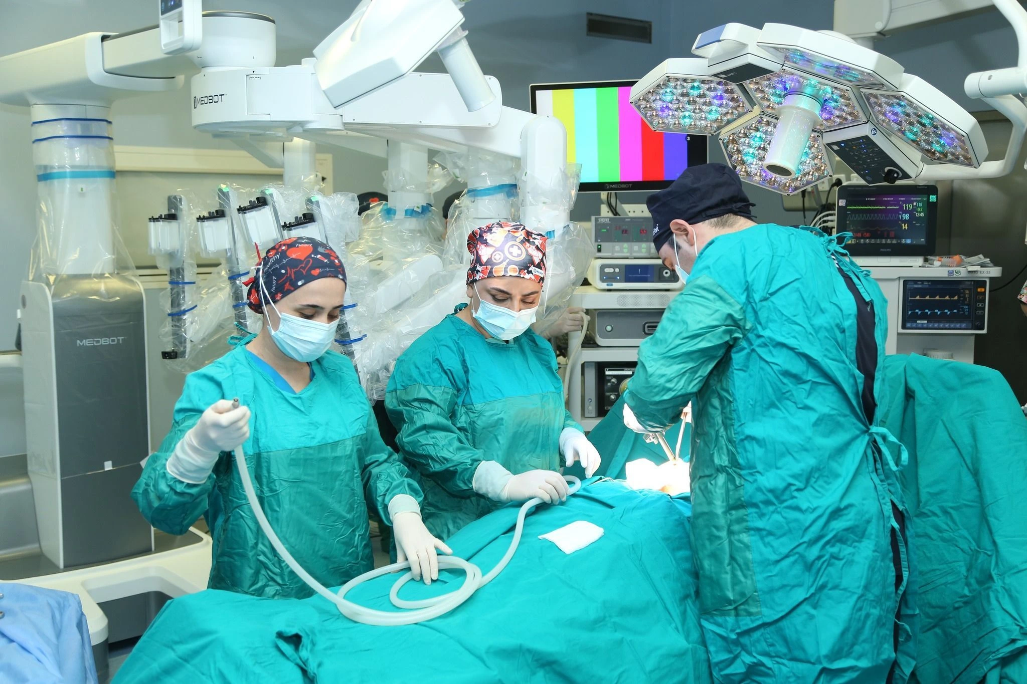 Robotik əməliyyat olunan xəstə evə buaxıldı