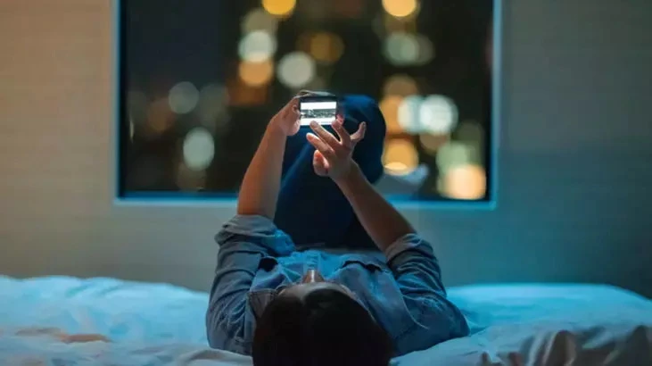 Milyonlarla telefonda eyni sistem var: O rəngli işıq sizi izləyir!