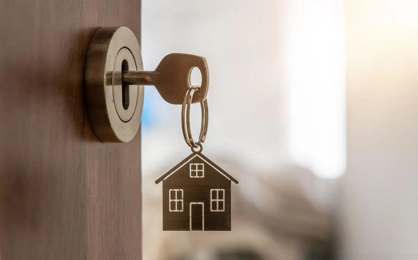 Bakıda mənzildə köməksiz qalan uşaq xilas edildi