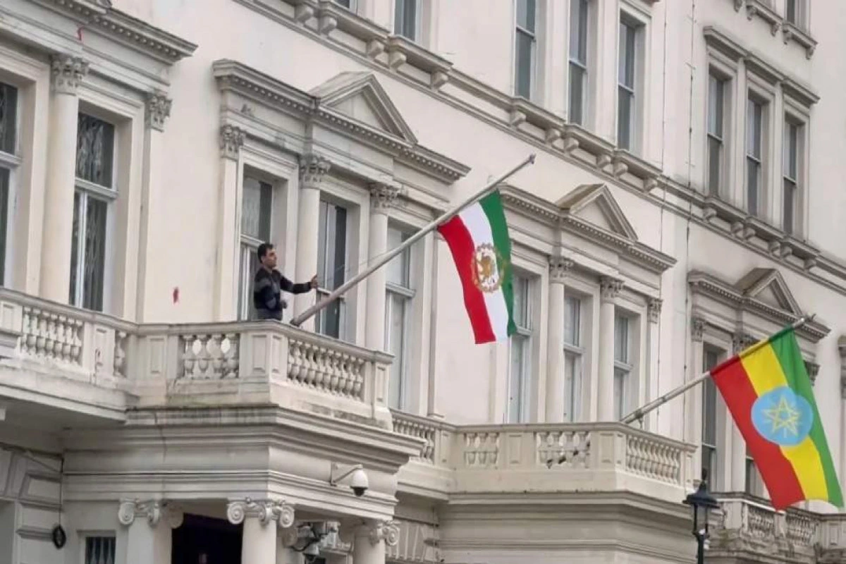 Londonda etirazçılar İran səfirliyinin binasında bayrağı şah dövrünün bayrağı ilə əvəzləyiblər