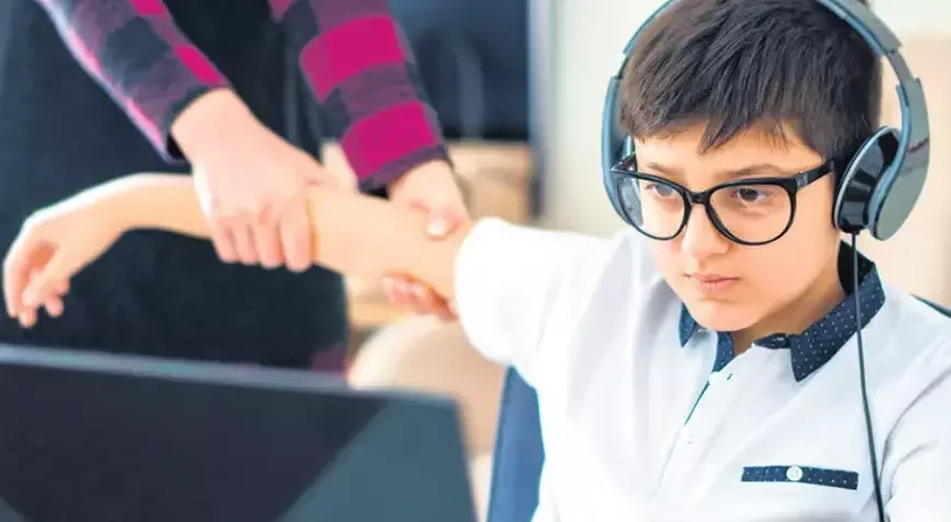 Uşaqlara sosial media qadağası təklifi: Yaş kilidi üzrə işlər tamamlanmaq üzrədir