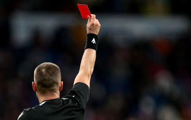 Hakim azarkeşə qırmızı vərəqə göstərdi