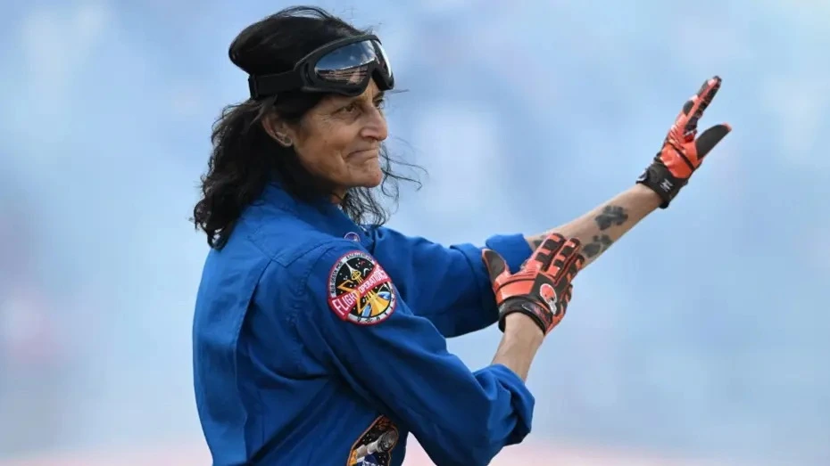 Bir həftəlik getdi, kosmosda 9 ay qaldı - Rekord qıran astronavt təqaüdə çıxdı