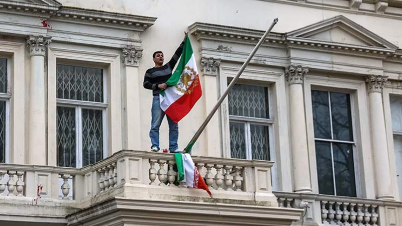 Britaniya Tehrandakı səfirliyini müvəqqəti bağladı