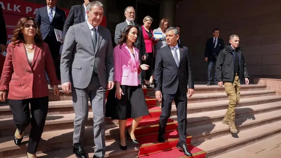 DEM Partiyanın həmsədrləri Özgür Özəllə görüşüblər