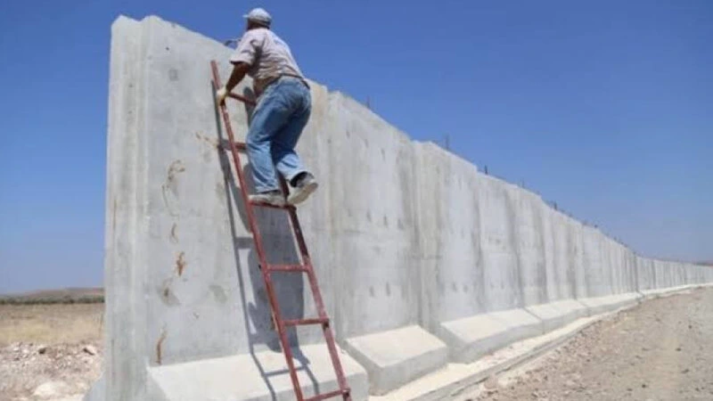 İraq Suriya ilə sərhəddə beton divarın tikintisini yekunlaşdırır