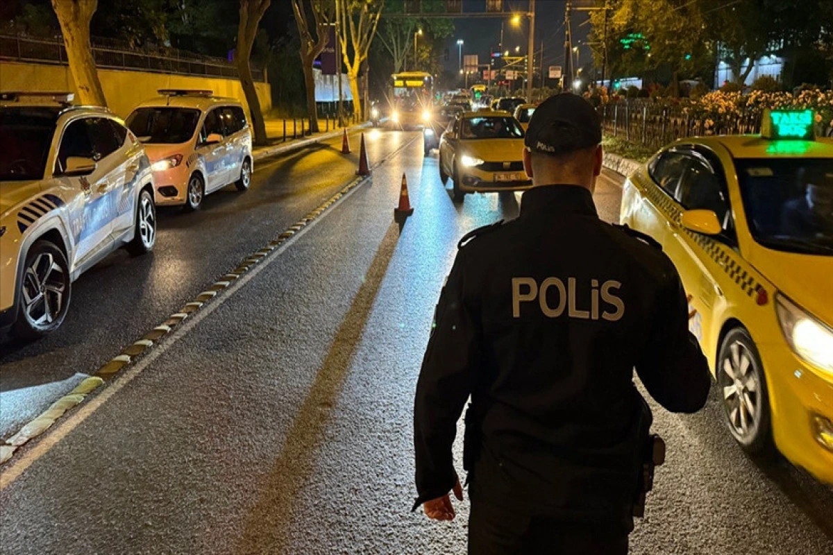 Türkiyədə polis şöbəsinin qarşısına partlayıcı qurğu atılıb
