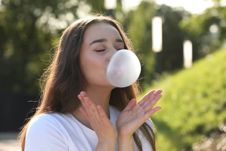 Saqqız çeynəmənin beyin üzərində gizli təsiri var - Elm nə deyir?