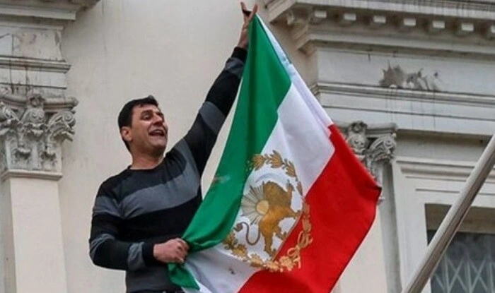 Londonda İran səfirliyinin bayrağı ikinci dəfə endirildi