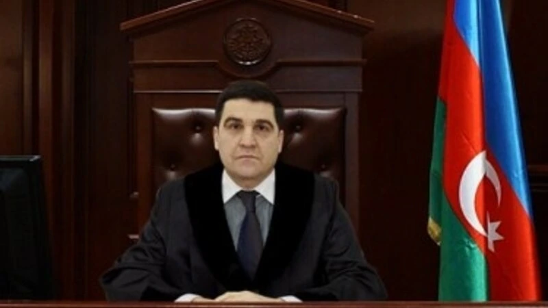 Bakıda məhkəmə sədrinin oğlu arvadını bıçaqlayıb özünü binadan atdı