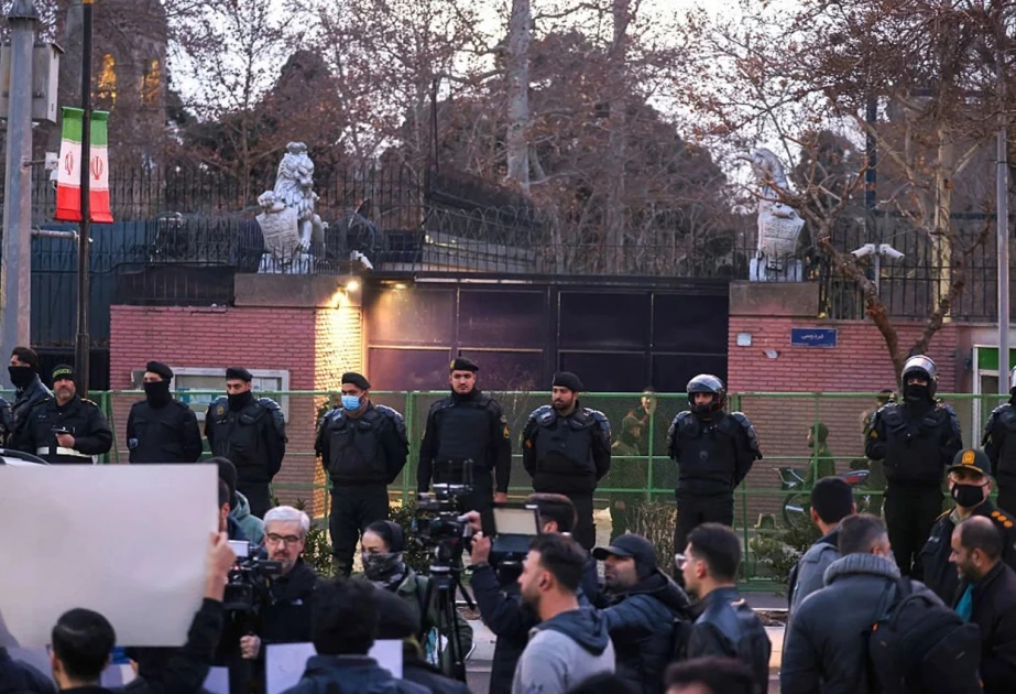 Böyük Britaniya Tehrandakı səfirliyini bağlayıb