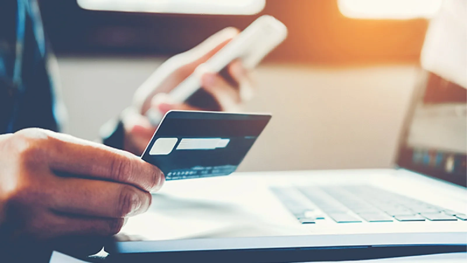 Bank kartlarından sahibindən xəbərsiz pul çıxarılır - EKSPERT