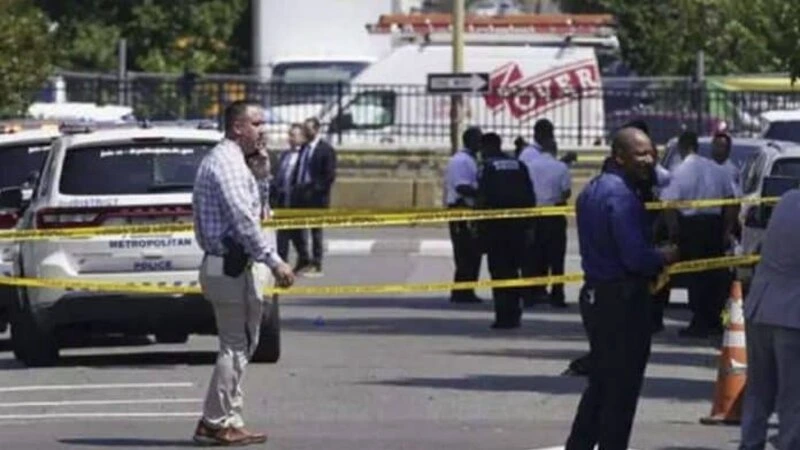 ABŞ-də ICE əməkdaşı avtomobillə yolu bağlayan qadını güllələyib