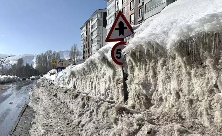Şəhərlər metrələrcə qarın altında qaldı: Nəqliyyat dayandı, həyat iflic oldu!