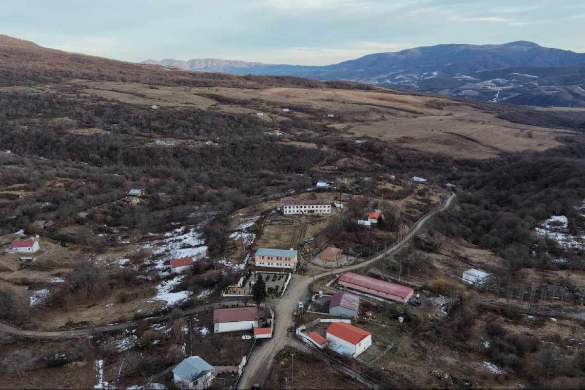 Prezident Ağdərənin Çapar kəndində görülmüş işlərlə tanış olub