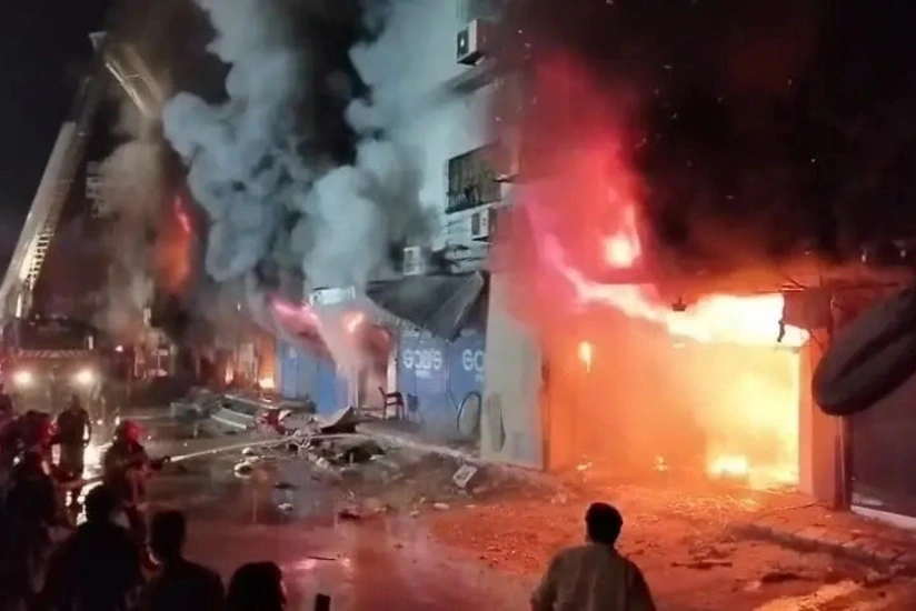 Pakistanda ticarət mərkəzində baş verən yanğında üç nəfər ölüb