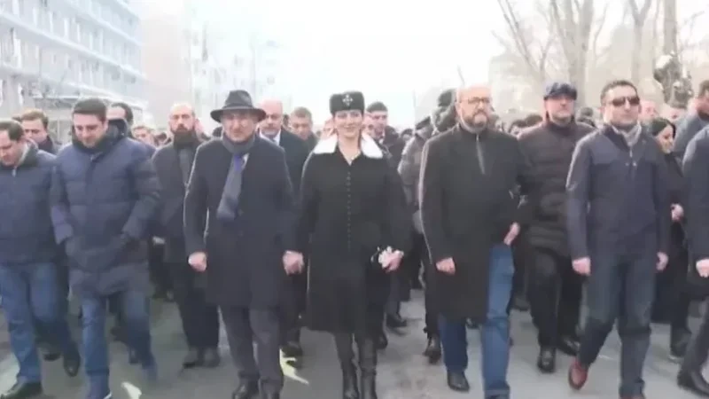 Nikol Paşinyan İrəvanda komandası ilə “dini yürüş”ə başladı