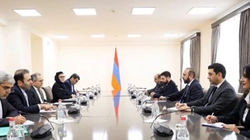 Mirzoyan İran rəsmisi ilə "Tramp yolu"nu müzakirə etdi