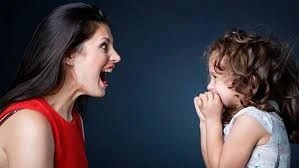 Sərt və aqressiv analar uşaq psixikası üçün təhlükəlidir