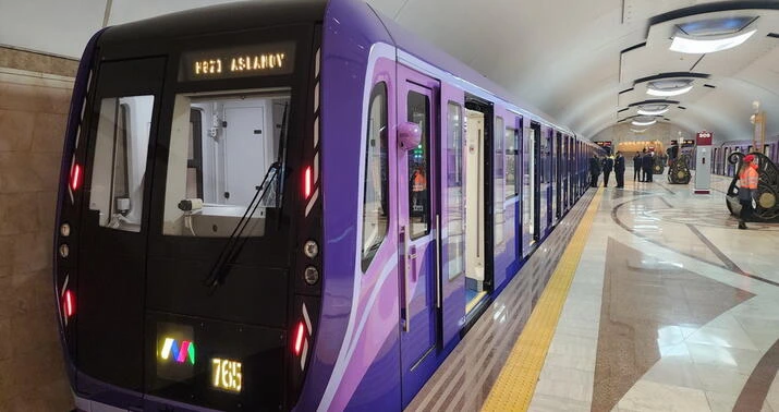 Metroda halı pisləşən sərnişin öldü