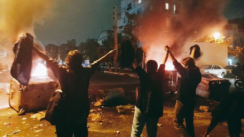 İranda interneti kəsib vəhşilik törədirlər - Noyman