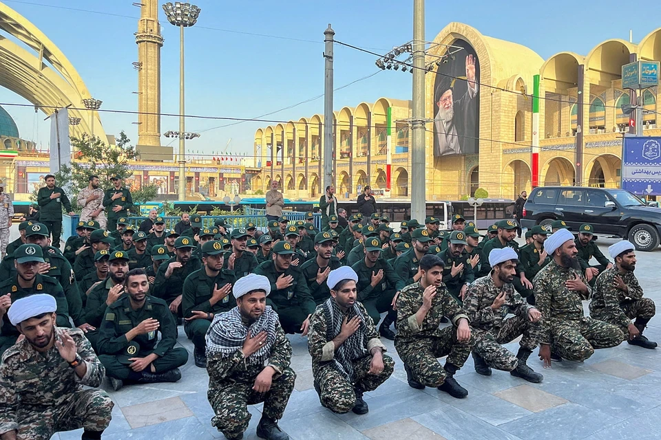 Tehran qara geyindi: İran Əli Xamenei ilə vida mərasimlərinə başlayıb