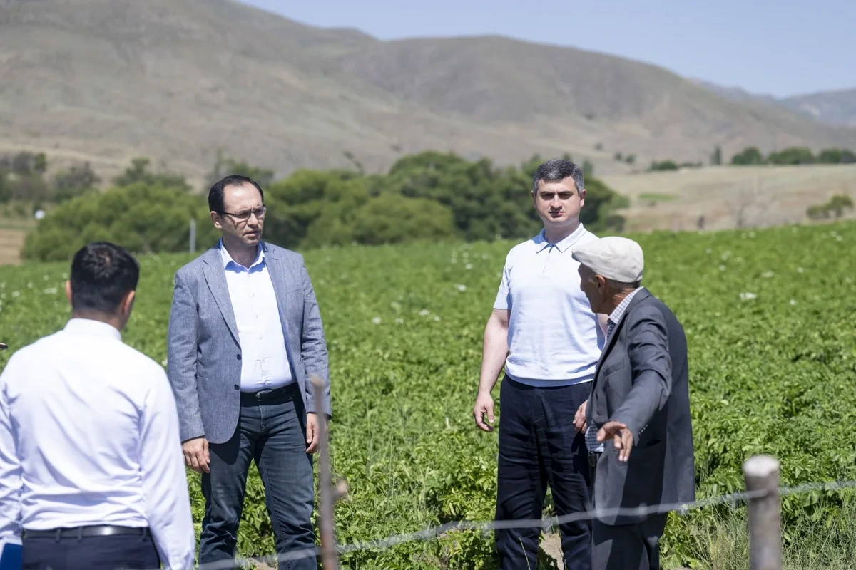 Kənd təsərrüfatı naziri Məcnun Məmmədov Lerik rayonunda fermerlərlə görüşüb