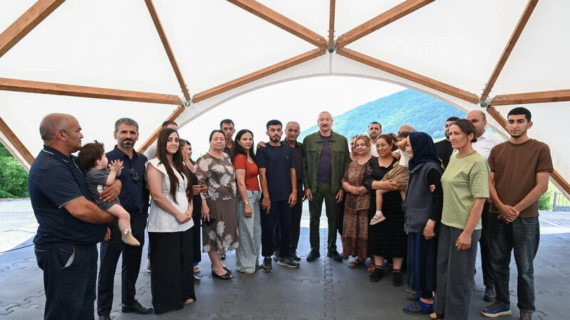 İlham Əliyevin sosial şəbəkə hesablarında Kiçik Qaladərəsi sakinləri ilə görüşündən video paylaşıldı