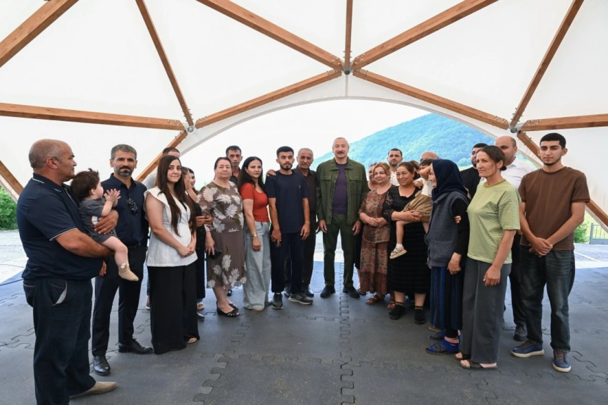 Prezident Şuşanın Kiçik Qaladərəsi kəndinə qayıdan sakinlərlə görüşüb - YENİLƏNİB