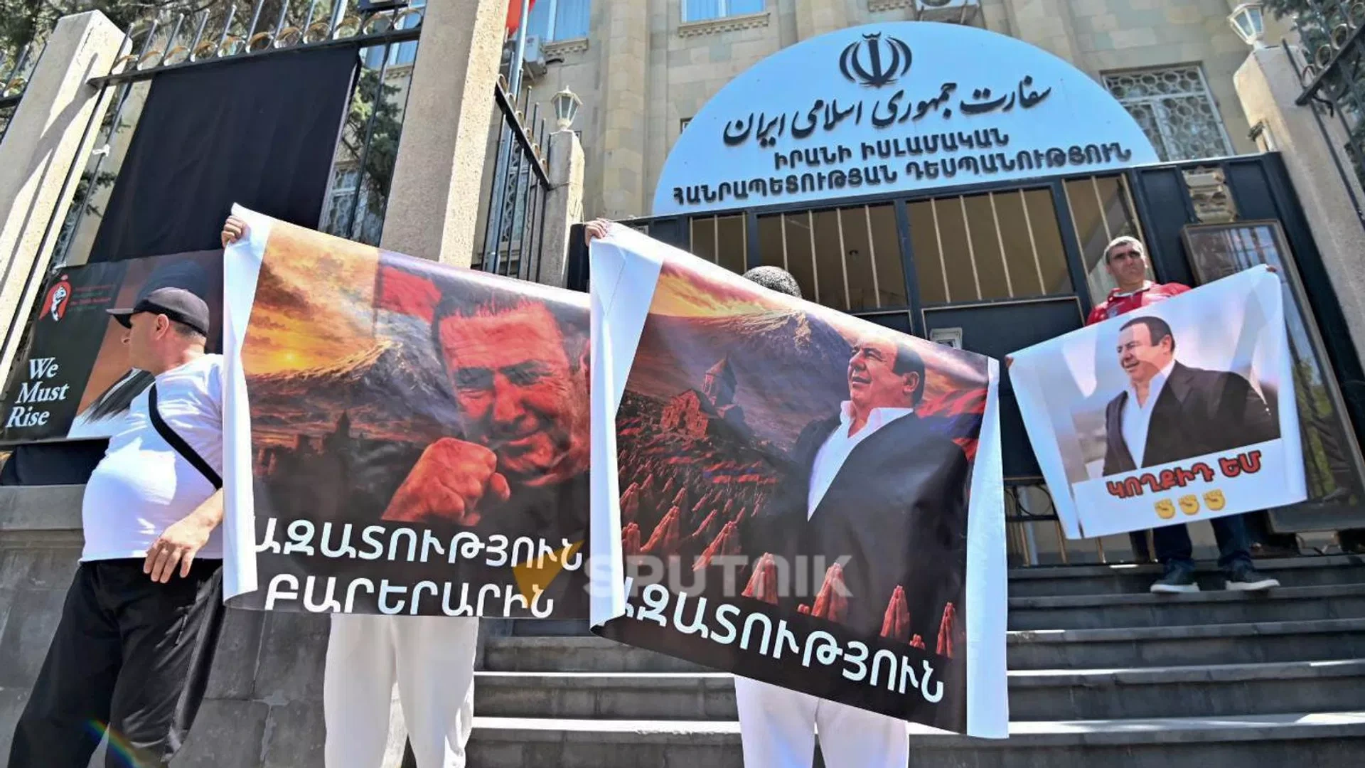İrəvanda İran səfirliyi qarşısında aksiya: Tsarukyanın tərəfdarları səfirə məktub təqdim etdilər
