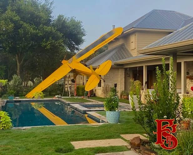 Texasda kiçik təyyarə yaşayış evinin damına düşüb