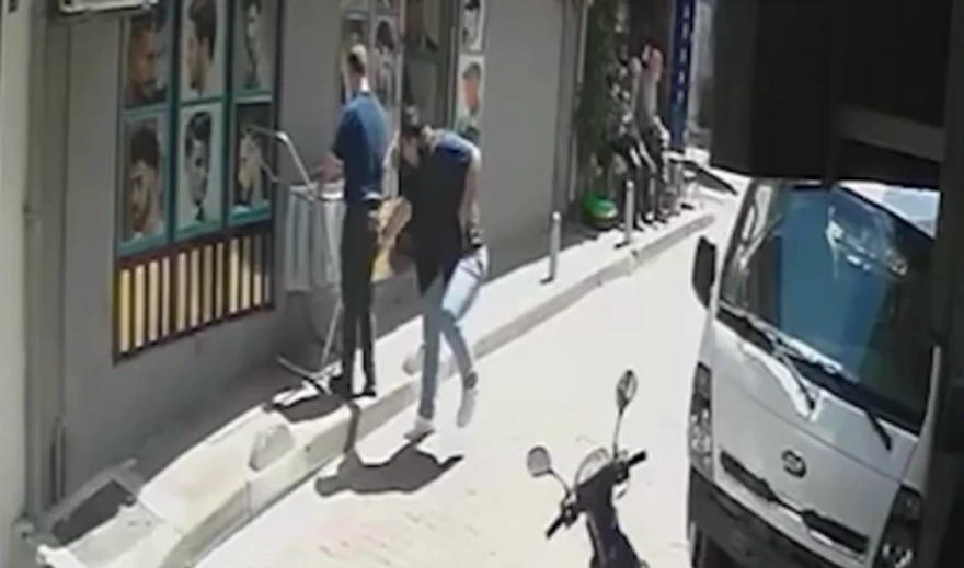 Saç düzümünü bəyənməyən gənc bərbəri bıçaqladı
