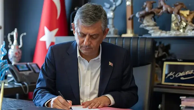 Özgür Özəl CHP-dən istefa etdi, YENİ Partiyanı qurdu
