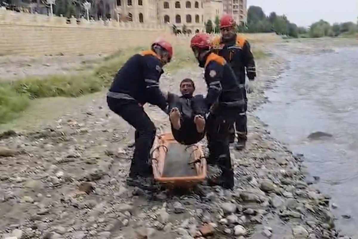 FHN: Gəncədə çayda köməksiz qalan şəxs xilas edilib