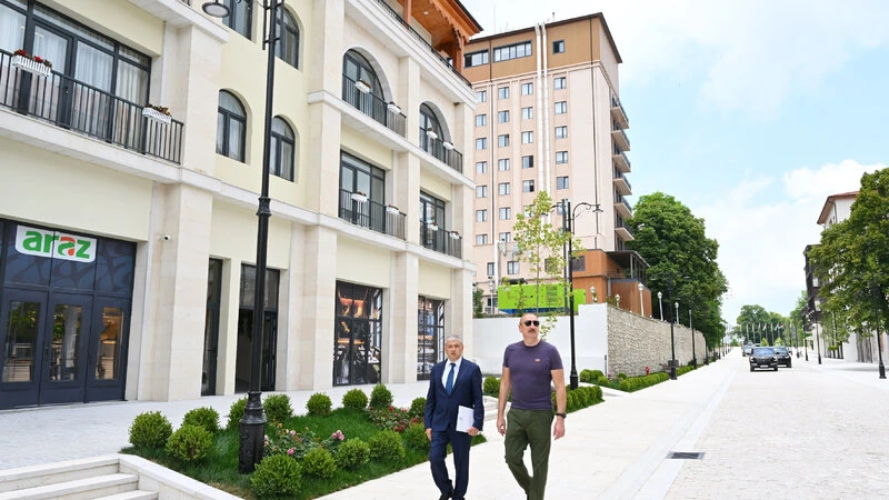 İlham Əliyev Şuşanın Qarabağ küçəsində həyata keçirilmiş işlərlə tanış olub