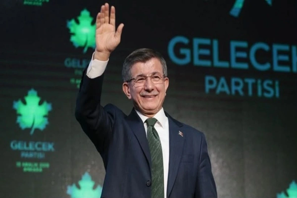 Əhməd Davudoğlu siyasətdən getdiyini açıqlayıb
