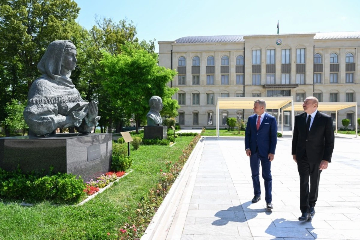 Əliyev və Pelleqrini işğal dövründə güllələnmiş büstlərə baxıblar
